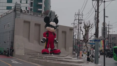Giant Mickey Mouse Inflatable Installation Street Seoul South Korea 스톡 동영상 334278136
