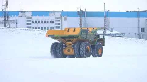 Giant mining truck 動画素材 87089260