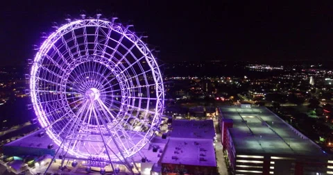 Giant observation wheel lit violet above a dark city Vidéo 59526878