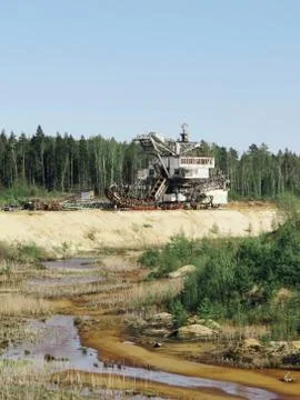 Giant old absetzer rusts in a sand quarry. Huge mining excavator. Stock Photos