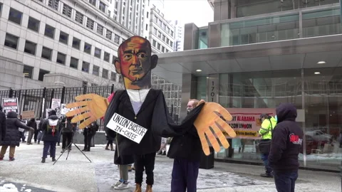 Giant puppet of Amazon CEO, Jeff Bezos at union organizing event. Stock Footage 317554531