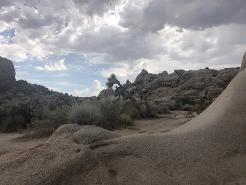 Giant Rock Formations Under a Cloudy Sky in a Desert Landscape Stock-Fotos