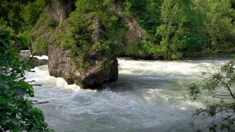 Giant rock in a river 库存影片 72211767