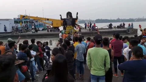 Giant size idols immersion  with  the help of ropes. Stock Footage 172413575