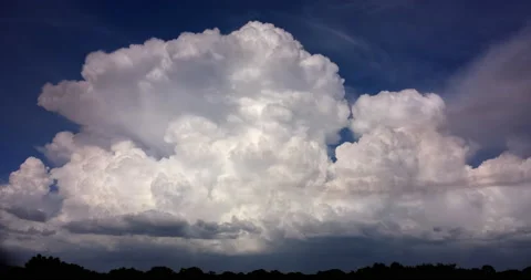 Giant Storm Cloud Growing Time Lapse (2160p 25fps) Video stock 166418469
