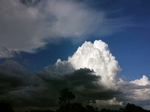 Giant Storm Cloud with Lightning (2160p 24fps) 스톡 동영상 80321508