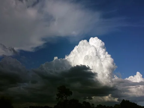 Giant Storm Cloud with Lightning (2160p 29.97) 스톡 동영상 80321510