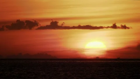 Giant Sun Setting Over Calm Tropical Sea 库存影片 340328679