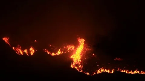 Giant wildfire burns at night Vídeos de archivo 80357924