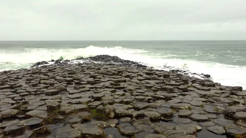 Giants Causeway Basalt Columns and Crashing Waves Vídeos de archivo 312515447