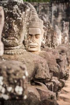 Giants in front gate of angkor thom Foto stock