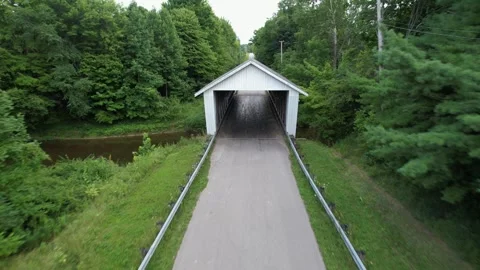 Giddings road covered bridge in Ashtabula county Ohio, USA. Stock Footage 240141590