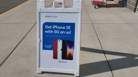 Giet iPhone SE Stock Footage 201490833