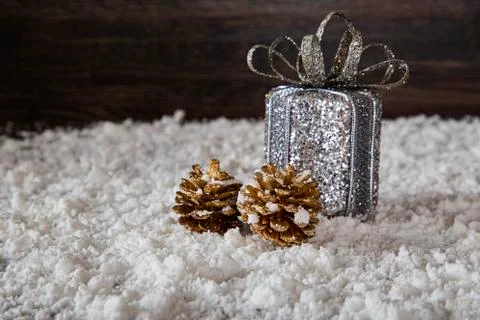 Gift and pine cone Stock-Fotos