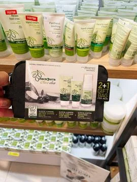 Gift bag for men featuring olive oil and ginseng skincare products from Par.. Foto stock