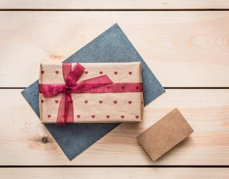 Gift box with blank tag Fotos de archivo