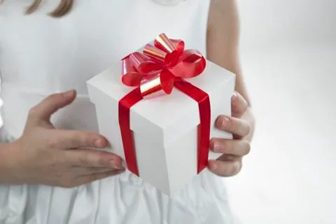 Gift box in the children's hands Foto stock