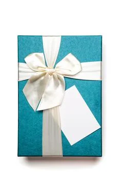 Gift box with empty white blank gift tag mock up. Christmas, birthday or wedding Foto stock