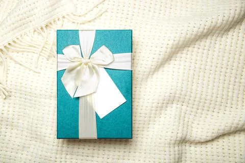 Gift box with empty white blank gift tag mock up. Christmas, birthday or wedding Stock Photos