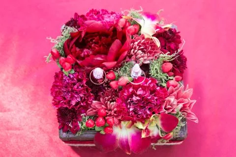 Gift box with flowers on red background 库存照片