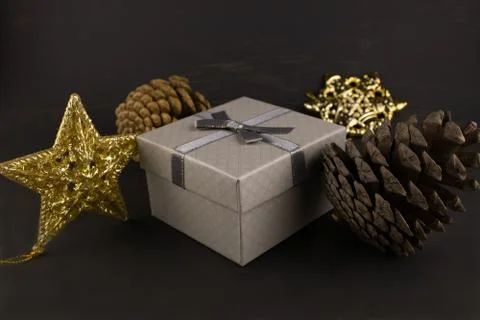 Gift box with pine cones and Christmas toys Foto stock