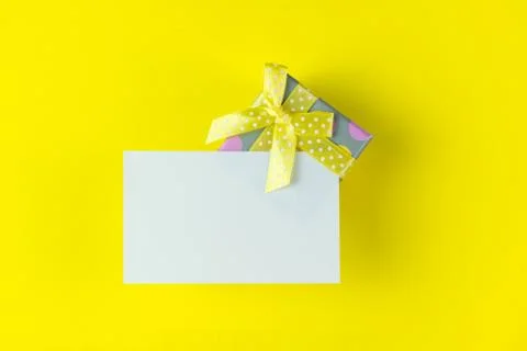 Gift box with plain card Fotos de archivo
