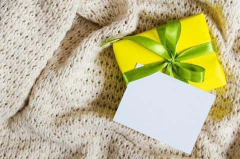 Gift Box. Present With Empty Postcard on Knitted blanket background. 스톡 사진