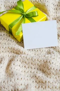 Gift Box. Present With Empty Postcard on Knitted blanket background. Foto stock