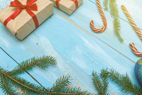 Gift box present wrapped, craft paper with red bow  with fur spruce pine coni Foto stock