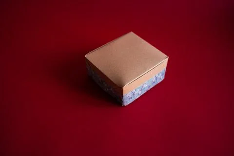 Gift box on a red background. Craft paper and handmade decoration Stock-Fotos