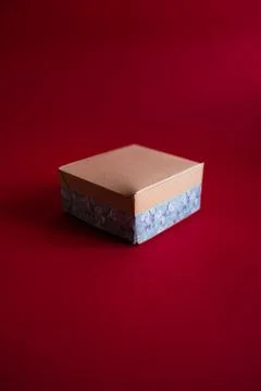Gift box on a red background. Craft paper and handmade decoration Stockfoto's