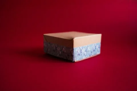 Gift box on a red background. Craft paper and handmade decoration Stock-Fotos