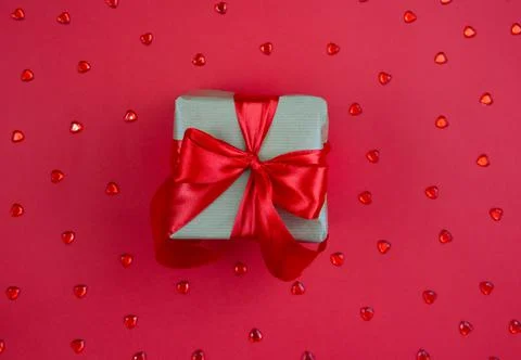 Gift box with red bow on red background. Festive background. Copy space. 스톡 사진