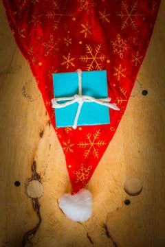Gift box on red hat Foto stock