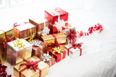 Gift box on white bed sheet background for surprise Children in New year or X Stock-Fotos