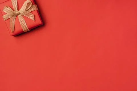 Gift boxe with bow on a red backdrop. Foto stock