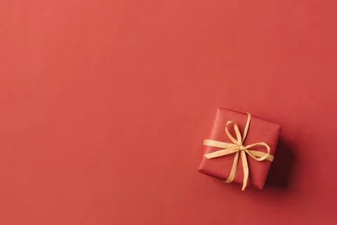 Gift boxe with brown bow on a red backdrop. Foto stock