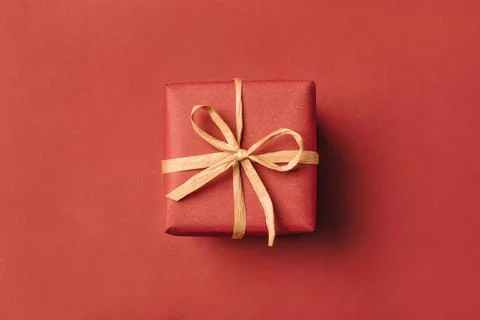 Gift boxe with brown bow on a red backdrop. Foto stock