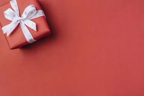 Gift boxe with white bow on a red backdrop. Foto stock