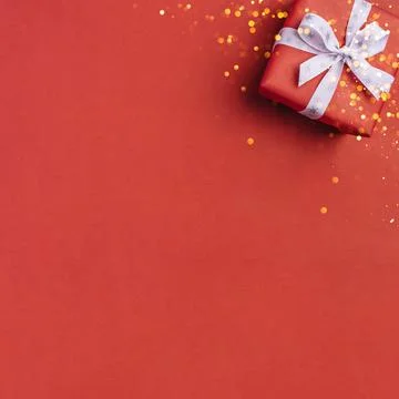 Gift boxe with white bow on a red backdrop. Foto stock