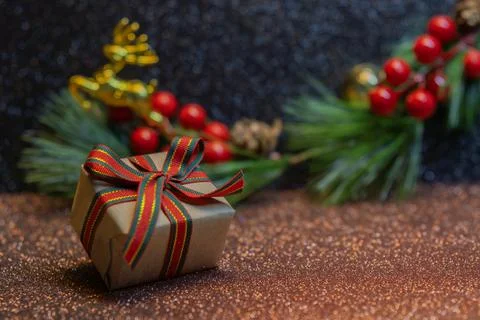 Gift boxes and pine cones and branches on the background of bokeh. Foto stock