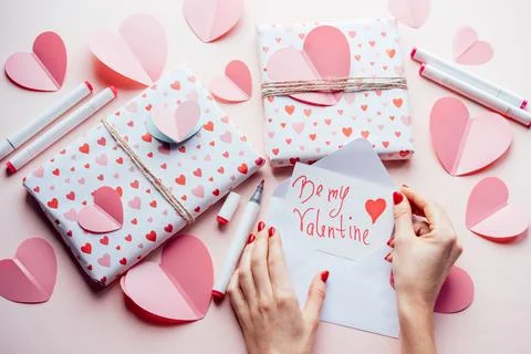 Gift boxes and romantic valentine's day message. 스톡 사진