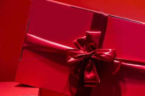 Gift boxes with a bow on a red background. Stock-Fotos