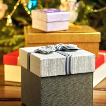 Gift boxes with bows on the lids under a Christmas tree in New Year Eve Foto stock