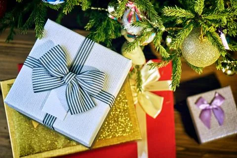Gift boxes with bows on the lids under a Christmas tree in New Year Eve Foto stock