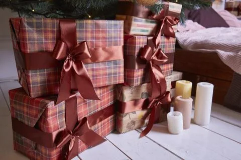 Gift boxes in brown checkered paper, decorated with ribbons and bows. Christmas Fotos Stock