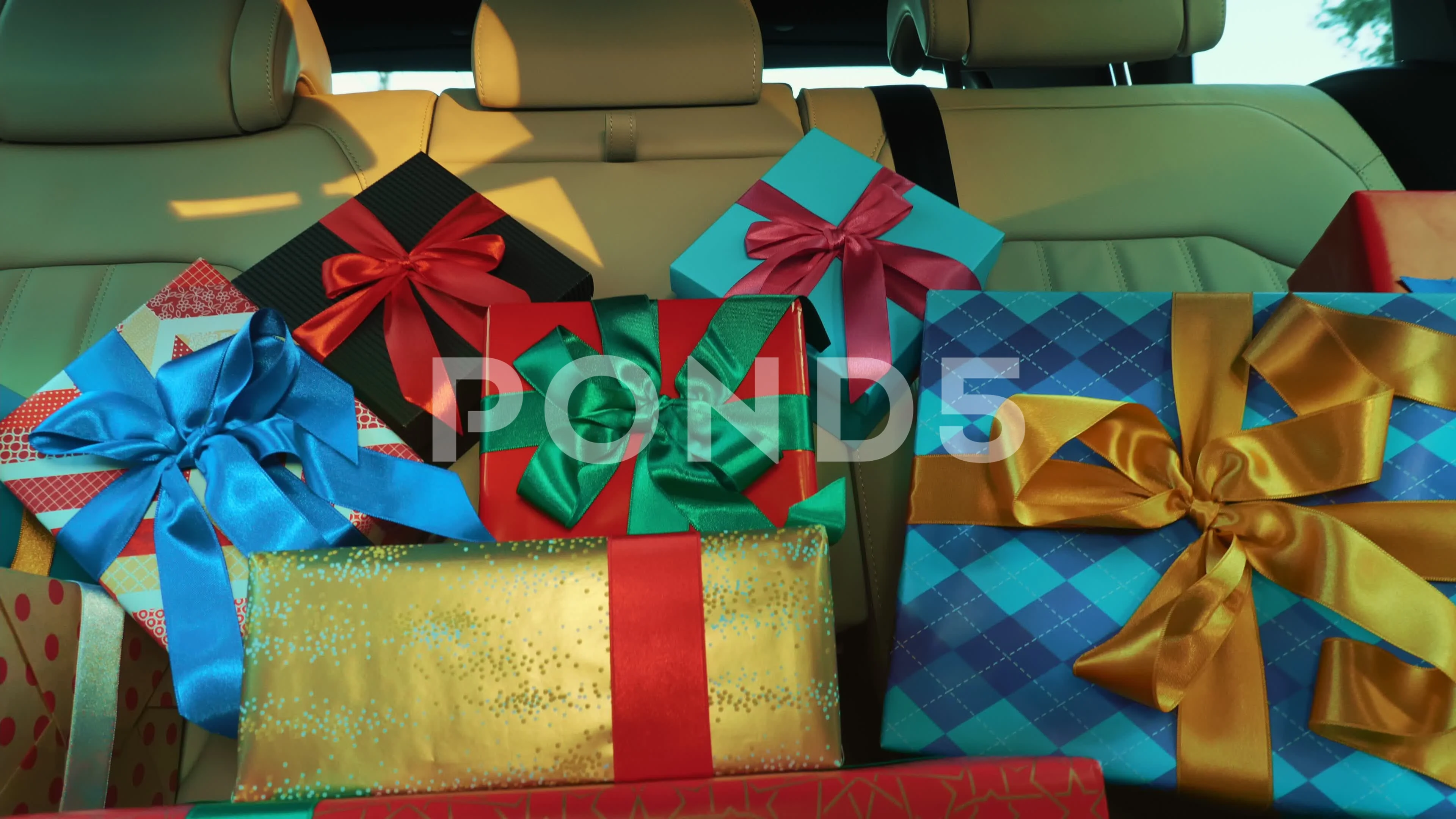 https://images.pond5.com/gift-boxes-car-delivery-donation-footage-165348362_prevstill.jpeg