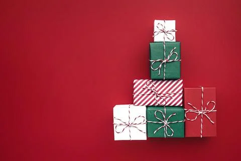 Gift boxes on color background, flat lay, space for text Foto stock