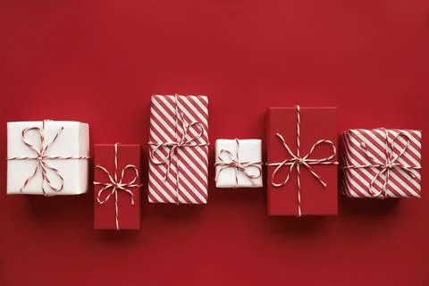 Gift boxes on color background, flat lay, space for text Foto stock