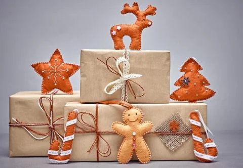 Gift boxes handcraft stack, gingerbread. Christmas Stockfoto's